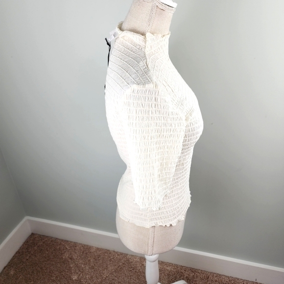 Le Lis Women’s Smocked Stretch Short Sleeve Top Off White Size Medium NWT - Picture 4 of 12